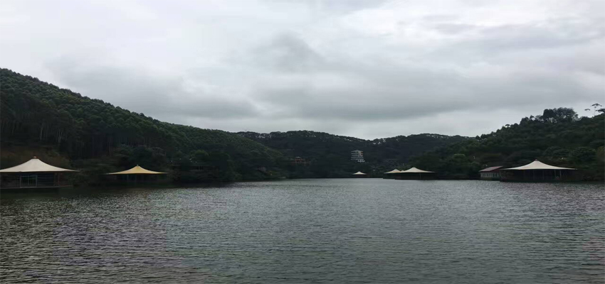 工業節能風扇核心團隊于景區乘船、觀賞山水